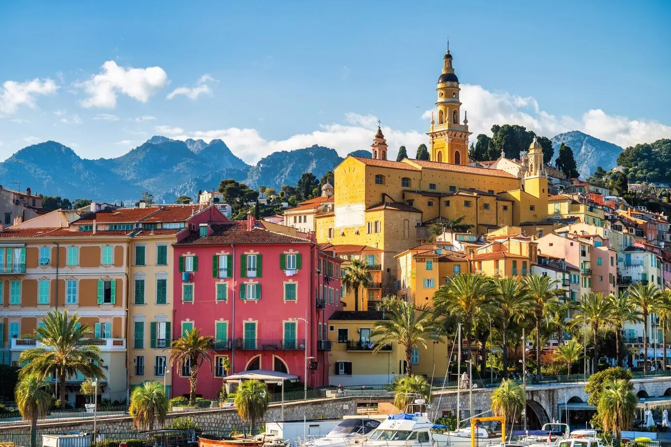 Altstadt des Dorfes Menton im Frühling.
