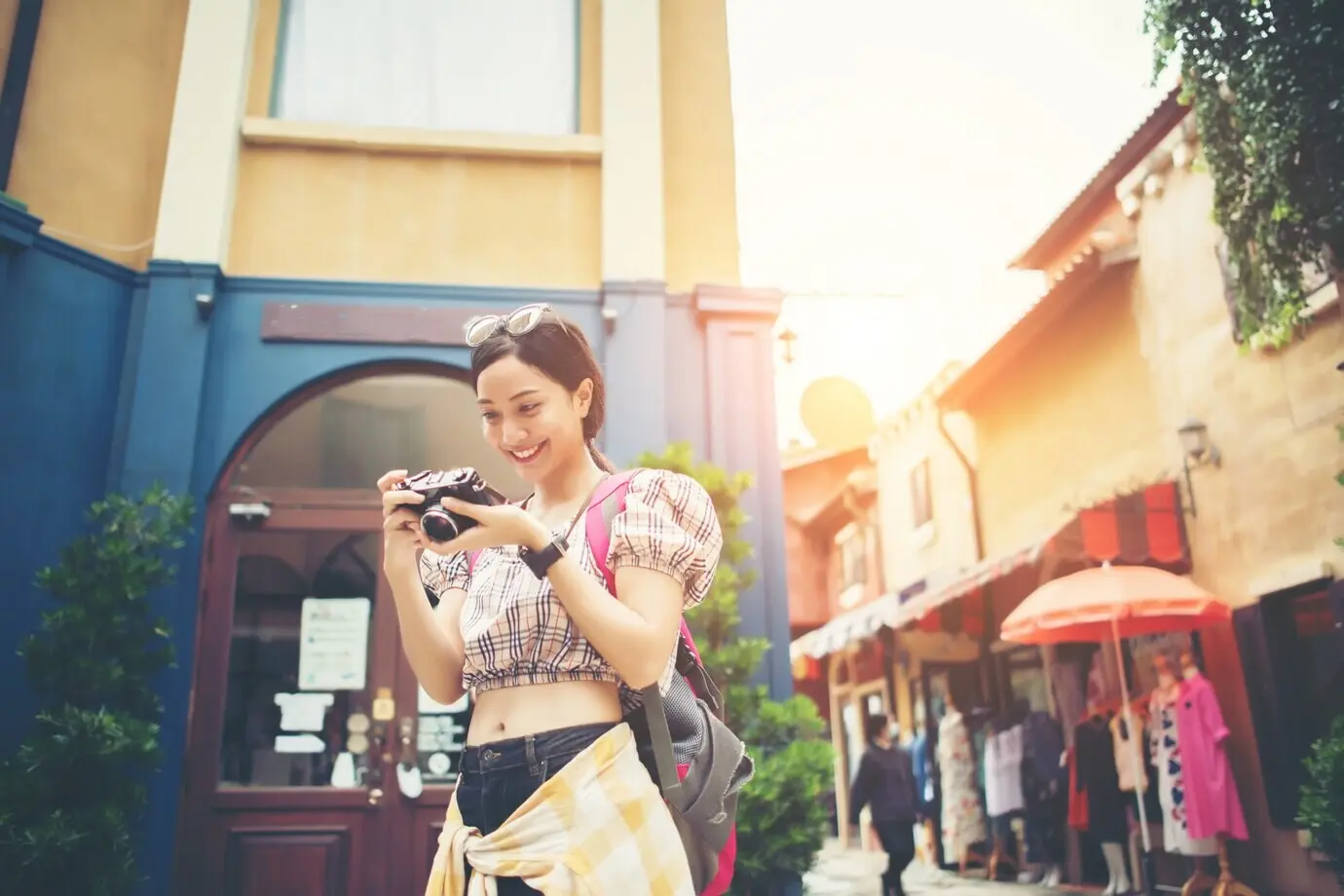 Eine junge Hipsterin fotografiert auf Reisen gerne in urbaner Umgebung.